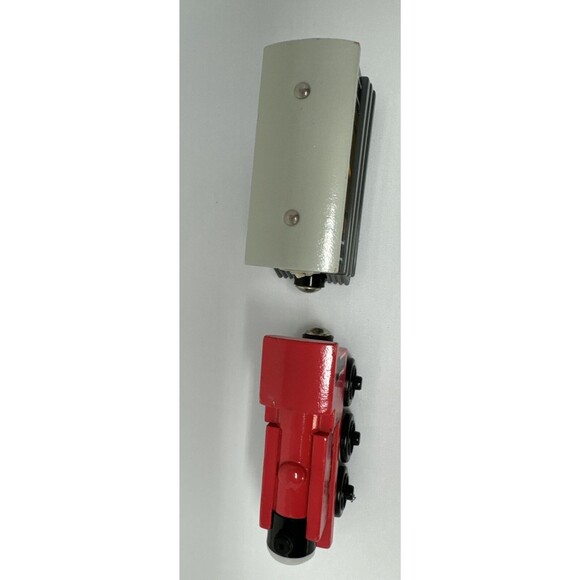 Thomas & Friends Gullane Ivo Hugh Red Train Engine + 7 Toby Car Magnetic Wooden - Picture 4 of 8